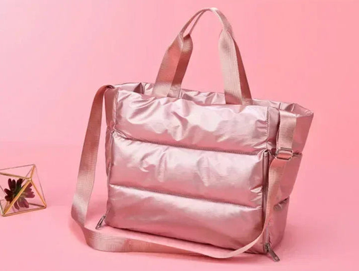 Découvrez le sac de sport femme ImperFit™, l'accessoire parfait pour les femmes actives cherchant un sac de sport femme imperméable en nylon Oxford haute densité déperlant anti-usure et respirant, un sac de sport femme grande capacité 36-55L modulable pour fitness yoga piscine ou voyage week-end, un sac de sport femme avec compartiment chaussures ventilé pour séparer linge propre et affaires mouillées, un sac de sport femme porte-tapis yoga intégré idéal pour séances pilates ou yoga femme imperméable