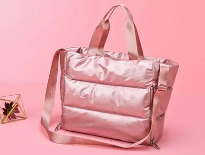 Découvrez le sac de sport femme ImperFit™, l'accessoire parfait pour les femmes actives cherchant un sac de sport femme imperméable en nylon Oxford haute densité déperlant anti-usure et respirant, un sac de sport femme grande capacité 36-55L modulable pour fitness yoga piscine ou voyage week-end, un sac de sport femme avec compartiment chaussures ventilé pour séparer linge propre et affaires mouillées, un sac de sport femme porte-tapis yoga intégré idéal pour séances pilates ou yoga femme imperméable