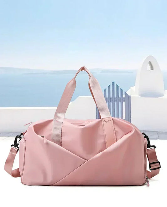Découvrez le sac de sport femme MultiPro™, l'accessoire idéal pour les femmes actives cherchant un sac de sport femme avec compartiment étanche pour séparer vêtements secs et humides, un sac de sport femme polyvalent pour piscine yoga et bureau, un sac de sport femme durable en nylon résistant à l'eau et à l'usure, un sac de sport femme éco-responsable fabriqué avec matériaux durables, un sac de sport femme adaptable en deux tailles petit et grand pour entraînements intensifs ou week-ends improvisés, un sac