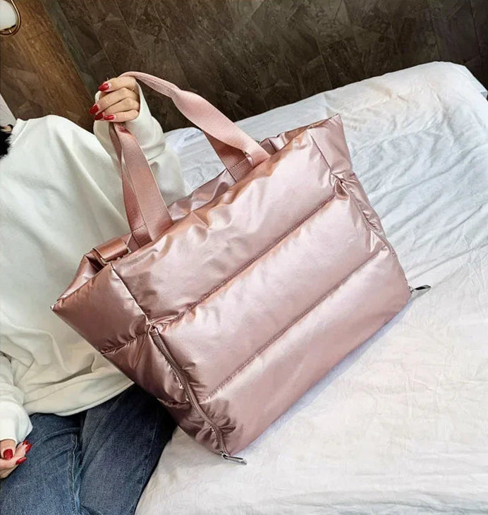 Découvrez le sac de sport femme ImperFit™, l'accessoire parfait pour les femmes actives cherchant un sac de sport femme imperméable en nylon Oxford haute densité déperlant anti-usure et respirant, un sac de sport femme grande capacité 36-55L modulable pour fitness yoga piscine ou voyage week-end, un sac de sport femme avec compartiment chaussures ventilé pour séparer linge propre et affaires mouillées, un sac de sport femme porte-tapis yoga intégré idéal pour séances pilates ou yoga femme imperméable, un sa