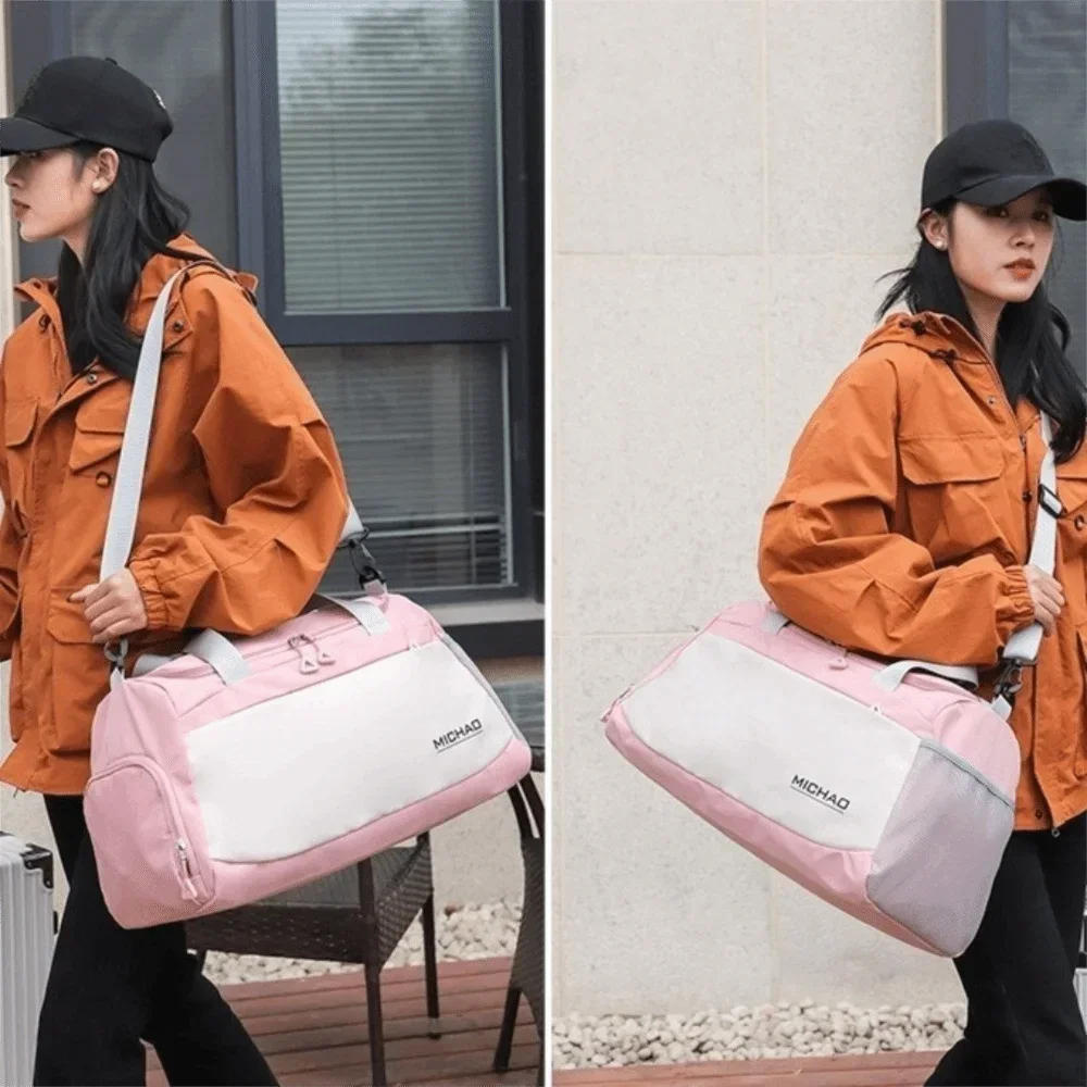 Découvrez le sac de sport femme avec compartiment étanche pour vêtements humides, idéal pour les femmes actives cherchant un sac de sport femme polyvalent pour yoga et piscine, ce sac de sport femme imperméable en polyester Oxford résistant aux intempéries offre une organisation intelligente avec séparation sèche et humide pour éviter les odeurs désagréables, parfait comme sac de sport femme grande capacité 50x27x23 cm pour week-end improvisé ou entraînement quotidien, disponible en coloris tendance comme s