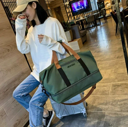 Découvrez le sac de sport femme Movella™, l'accessoire indispensable pour les femmes actives à la recherche d'un sac de sport femme imperméable en tissu Oxford résistant aux intempéries, un sac de sport femme avec compartiment séparé pour chaussures et linge humide pour une organisation hygiénique, un sac de sport femme polyvalent adaptable du bureau à la salle de sport avec capacité généreuse de 20-35L pour 3-5 jours d'affaires, un sac de sport femme élégant disponible en 7 couleurs tendance comme vert kak