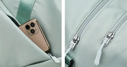 Découvrez le sac de sport femme MultiPro™, l'accessoire idéal pour les femmes actives cherchant un sac de sport femme avec compartiment étanche pour séparer vêtements secs et humides, un sac de sport femme polyvalent pour piscine yoga et bureau, un sac de sport femme durable en nylon résistant à l'eau et à l'usure, un sac de sport femme éco-responsable fabriqué avec matériaux durables, un sac de sport femme adaptable en deux tailles petit et grand pour entraînements intensifs ou week-ends improvisés, un sac