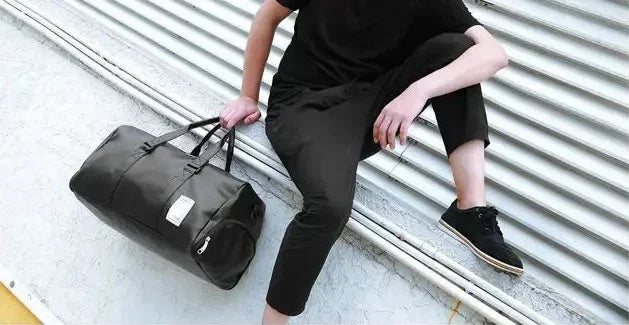 Le sac de sport femme Élégance Polyvalent™ se distingue par son design raffiné et fonctionnel. Conçu en cuir PU souple et imperméable, il protège vos affaires dans toutes les conditions tout en ajoutant une touche chic à votre style. Son compartiment à chaussures séparé garde vos baskets à part, préservant la propreté et l’organisation de votre espace intérieur. Grâce à son grand volume de 20 à 35 litres, il accueille aisément vêtements, accessoires de sport et effets personnels. Ses poches zippées multiple