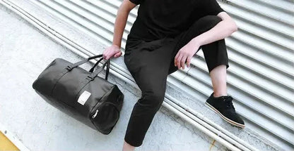 Le sac de sport femme Élégance Polyvalent™ se distingue par son design raffiné et fonctionnel. Conçu en cuir PU souple et imperméable, il protège vos affaires dans toutes les conditions tout en ajoutant une touche chic à votre style. Son compartiment à chaussures séparé garde vos baskets à part, préservant la propreté et l’organisation de votre espace intérieur. Grâce à son grand volume de 20 à 35 litres, il accueille aisément vêtements, accessoires de sport et effets personnels. Ses poches zippées multiple