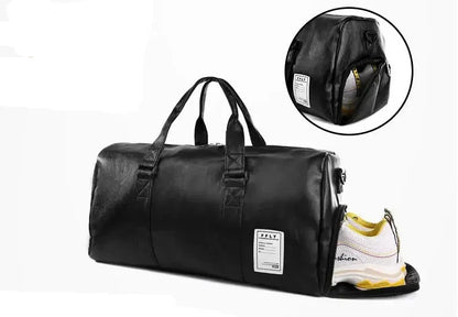 Le sac de sport femme Élégance Polyvalent™ se distingue par son design raffiné et fonctionnel. Conçu en cuir PU souple et imperméable, il protège vos affaires dans toutes les conditions tout en ajoutant une touche chic à votre style. Son compartiment à chaussures séparé garde vos baskets à part, préservant la propreté et l’organisation de votre espace intérieur. Grâce à son grand volume de 20 à 35 litres, il accueille aisément vêtements, accessoires de sport et effets personnels. Ses poches zippées multiple