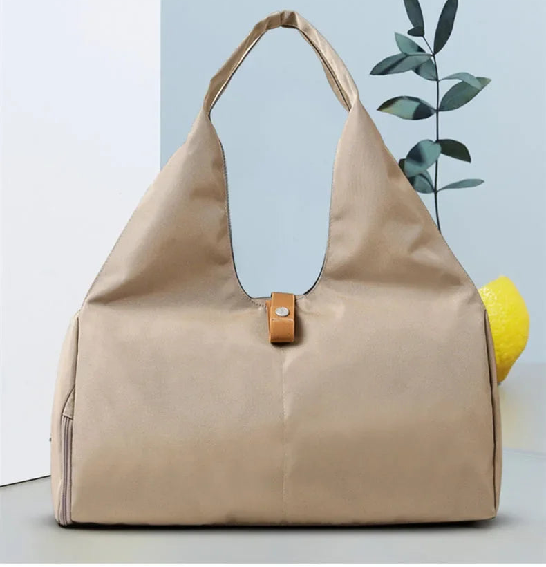 Découvrez le sac de sport femme élégant et fonctionnel pour toutes activités quotidiennes, idéal comme sac de sport femme 25L en nylon imperméable résistant à la pluie pour yoga et natation, ce sac de sport femme polyvalent avec compartiment chaussures indépendant évite les odeurs et salissures sur vêtements propres, parfait pour sac de sport femme avec poche étanche intérieure pour séparer maillots humides et affaires sèches lors de séances fitness ou piscine, disponible en design unisexe comme sac de spor