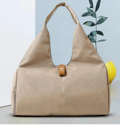 Découvrez le sac de sport femme élégant et fonctionnel pour toutes activités quotidiennes, idéal comme sac de sport femme 25L en nylon imperméable résistant à la pluie pour yoga et natation, ce sac de sport femme polyvalent avec compartiment chaussures indépendant évite les odeurs et salissures sur vêtements propres, parfait pour sac de sport femme avec poche étanche intérieure pour séparer maillots humides et affaires sèches lors de séances fitness ou piscine, disponible en design unisexe comme sac de spor