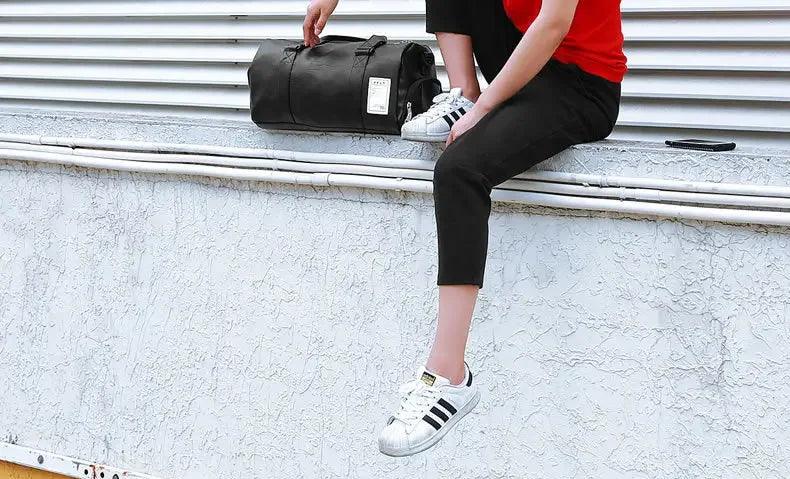 Le sac de sport femme Élégance Polyvalent™ se distingue par son design raffiné et fonctionnel. Conçu en cuir PU souple et imperméable, il protège vos affaires dans toutes les conditions tout en ajoutant une touche chic à votre style. Son compartiment à chaussures séparé garde vos baskets à part, préservant la propreté et l’organisation de votre espace intérieur. Grâce à son grand volume de 20 à 35 litres, il accueille aisément vêtements, accessoires de sport et effets personnels. Ses poches zippées multiple