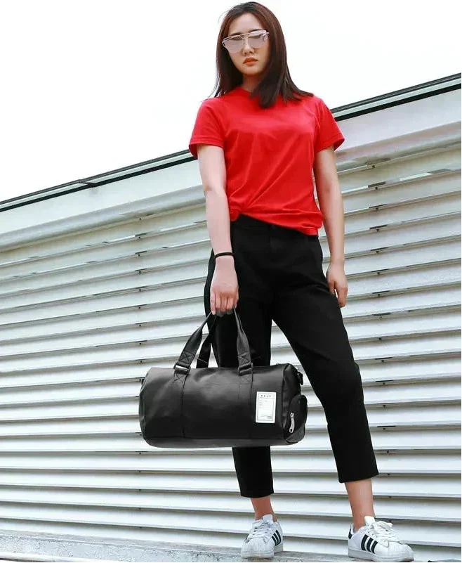 Le sac de sport femme Élégance Polyvalent™ se distingue par son design raffiné et fonctionnel. Conçu en cuir PU souple et imperméable, il protège vos affaires dans toutes les conditions tout en ajoutant une touche chic à votre style. Son compartiment à chaussures séparé garde vos baskets à part, préservant la propreté et l’organisation de votre espace intérieur. Grâce à son grand volume de 20 à 35 litres, il accueille aisément vêtements, accessoires de sport et effets personnels. Ses poches zippées multiple