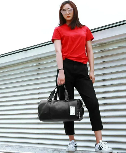 Le sac de sport femme Élégance Polyvalent™ se distingue par son design raffiné et fonctionnel. Conçu en cuir PU souple et imperméable, il protège vos affaires dans toutes les conditions tout en ajoutant une touche chic à votre style. Son compartiment à chaussures séparé garde vos baskets à part, préservant la propreté et l’organisation de votre espace intérieur. Grâce à son grand volume de 20 à 35 litres, il accueille aisément vêtements, accessoires de sport et effets personnels. Ses poches zippées multiple