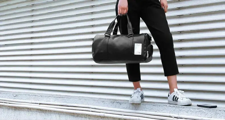 Le sac de sport femme Élégance Polyvalent™ se distingue par son design raffiné et fonctionnel. Conçu en cuir PU souple et imperméable, il protège vos affaires dans toutes les conditions tout en ajoutant une touche chic à votre style. Son compartiment à chaussures séparé garde vos baskets à part, préservant la propreté et l’organisation de votre espace intérieur. Grâce à son grand volume de 20 à 35 litres, il accueille aisément vêtements, accessoires de sport et effets personnels. Ses poches zippées multiple