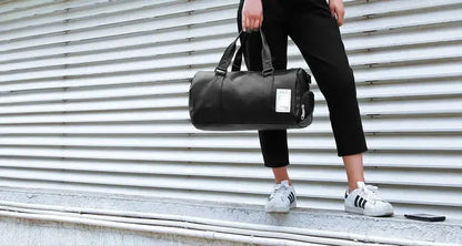 Le sac de sport femme Élégance Polyvalent™ se distingue par son design raffiné et fonctionnel. Conçu en cuir PU souple et imperméable, il protège vos affaires dans toutes les conditions tout en ajoutant une touche chic à votre style. Son compartiment à chaussures séparé garde vos baskets à part, préservant la propreté et l’organisation de votre espace intérieur. Grâce à son grand volume de 20 à 35 litres, il accueille aisément vêtements, accessoires de sport et effets personnels. Ses poches zippées multiple