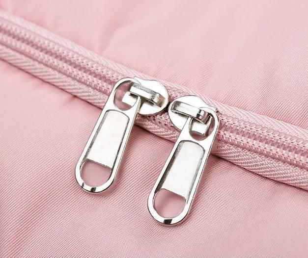 Le sac de sport femme Nuvoria™ se distingue par son design élégant et fonctionnel. Conçu en nylon imperméable, il protège vos affaires dans toutes les conditions. Son compartiment à chaussures ventilé garde vos baskets séparées et fraîches. Avec son grand espace principal, il accueille facilement vêtements, serviette et accessoires. Grâce à son manchon trolley intégré, il devient un parfait sac de voyage week-end. Ses poches zippées latérales permettent une organisation impeccable au quotidien. 