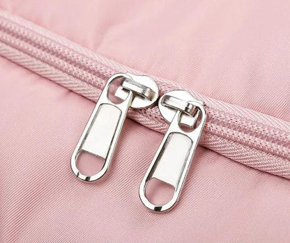 Le sac de sport femme Nuvoria™ se distingue par son design élégant et fonctionnel. Conçu en nylon imperméable, il protège vos affaires dans toutes les conditions. Son compartiment à chaussures ventilé garde vos baskets séparées et fraîches. Avec son grand espace principal, il accueille facilement vêtements, serviette et accessoires. Grâce à son manchon trolley intégré, il devient un parfait sac de voyage week-end. Ses poches zippées latérales permettent une organisation impeccable au quotidien. 