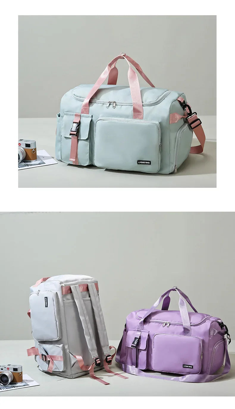 Le sac de sport femme Nuvoria™ se distingue par son design élégant et fonctionnel. Conçu en nylon imperméable, il protège vos affaires dans toutes les conditions. Son compartiment à chaussures ventilé garde vos baskets séparées et fraîches. Avec son grand espace principal, il accueille facilement vêtements, serviette et accessoires. Grâce à son manchon trolley intégré, il devient un parfait sac de voyage week-end. Ses poches zippées latérales permettent une organisation impeccable au quotidien. 