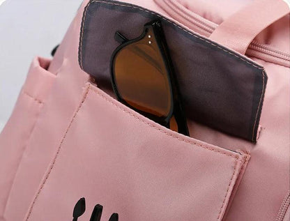Le sac de sport femme Nuvoria™ se distingue par son design élégant et fonctionnel. Conçu en nylon imperméable, il protège vos affaires dans toutes les conditions. Son compartiment à chaussures ventilé garde vos baskets séparées et fraîches. Avec son grand espace principal, il accueille facilement vêtements, serviette et accessoires. Grâce à son manchon trolley intégré, il devient un parfait sac de voyage week-end. Ses poches zippées latérales permettent une organisation impeccable au quotidien. 