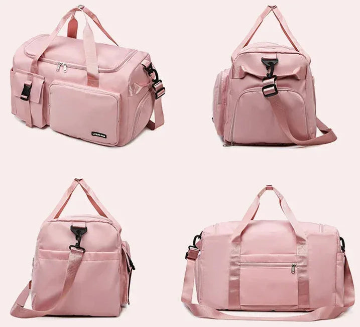 Le sac de sport femme Nuvoria™ se distingue par son design élégant et fonctionnel. Conçu en nylon imperméable, il protège vos affaires dans toutes les conditions. Son compartiment à chaussures ventilé garde vos baskets séparées et fraîches. Avec son grand espace principal, il accueille facilement vêtements, serviette et accessoires. Grâce à son manchon trolley intégré, il devient un parfait sac de voyage week-end. Ses poches zippées latérales permettent une organisation impeccable au quotidien. 