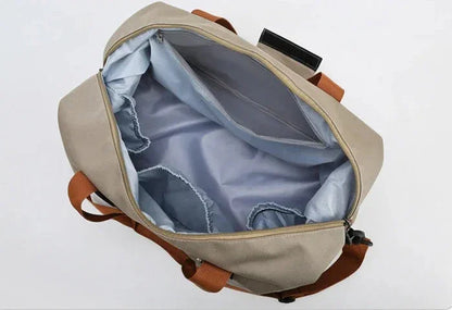 Découvrez le sac de sport femme Movella™, l'accessoire indispensable pour les femmes actives à la recherche d'un sac de sport femme imperméable en tissu Oxford résistant aux intempéries, un sac de sport femme avec compartiment séparé pour chaussures et linge humide pour une organisation hygiénique, un sac de sport femme polyvalent adaptable du bureau à la salle de sport avec capacité généreuse de 20-35L pour 3-5 jours d'affaires, un sac de sport femme élégant disponible en 7 couleurs tendance comme vert kak