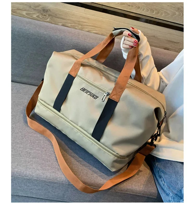 Découvrez le sac de sport femme Movella™, l'accessoire indispensable pour les femmes actives à la recherche d'un sac de sport femme imperméable en tissu Oxford résistant aux intempéries, un sac de sport femme avec compartiment séparé pour chaussures et linge humide pour une organisation hygiénique, un sac de sport femme polyvalent adaptable du bureau à la salle de sport avec capacité généreuse de 20-35L pour 3-5 jours d'affaires, un sac de sport femme élégant disponible en 7 couleurs tendance comme vert kak