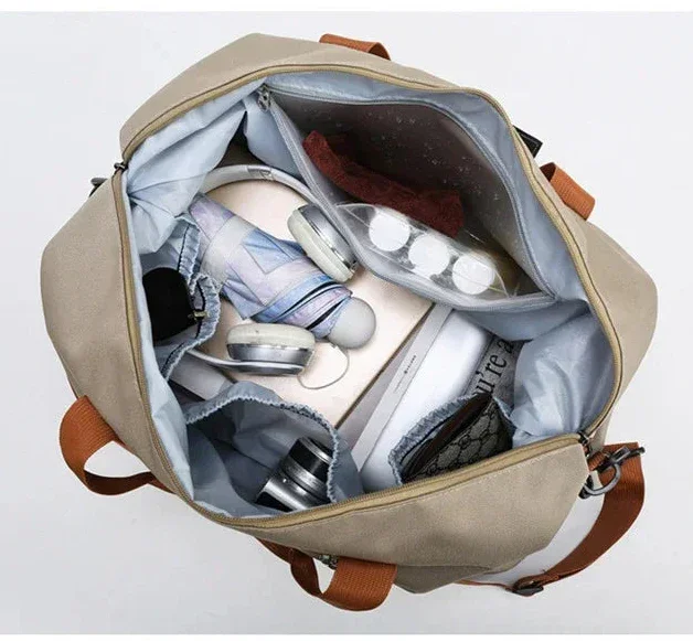 Découvrez le sac de sport femme Movella™, l'accessoire indispensable pour les femmes actives à la recherche d'un sac de sport femme imperméable en tissu Oxford résistant aux intempéries, un sac de sport femme avec compartiment séparé pour chaussures et linge humide pour une organisation hygiénique, un sac de sport femme polyvalent adaptable du bureau à la salle de sport avec capacité généreuse de 20-35L pour 3-5 jours d'affaires, un sac de sport femme élégant disponible en 7 couleurs tendance comme vert kak