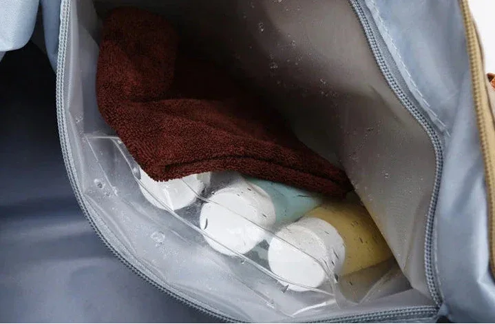 Découvrez le sac de sport femme Movella™, l'accessoire indispensable pour les femmes actives à la recherche d'un sac de sport femme imperméable en tissu Oxford résistant aux intempéries, un sac de sport femme avec compartiment séparé pour chaussures et linge humide pour une organisation hygiénique, un sac de sport femme polyvalent adaptable du bureau à la salle de sport avec capacité généreuse de 20-35L pour 3-5 jours d'affaires, un sac de sport femme élégant disponible en 7 couleurs tendance comme vert kak