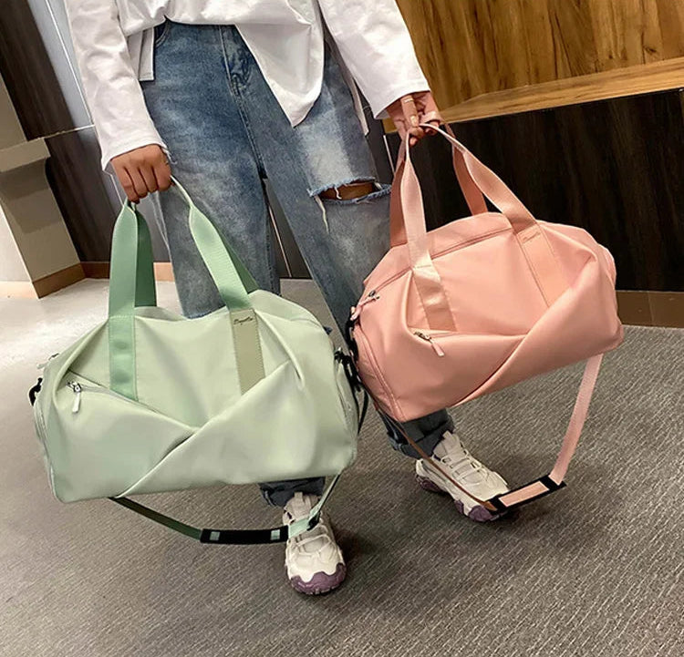 Découvrez le sac de sport femme MultiPro™, l'accessoire idéal pour les femmes actives cherchant un sac de sport femme avec compartiment étanche pour séparer vêtements secs et humides, un sac de sport femme polyvalent pour piscine yoga et bureau, un sac de sport femme durable en nylon résistant à l'eau et à l'usure, un sac de sport femme éco-responsable fabriqué avec matériaux durables, un sac de sport femme adaptable en deux tailles petit et grand pour entraînements intensifs ou week-ends improvisés, un sac