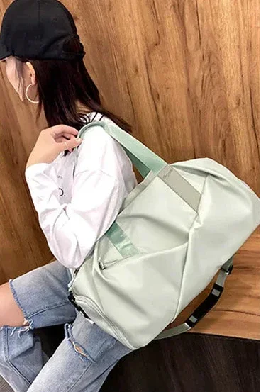 Découvrez le sac de sport femme MultiPro™, l'accessoire idéal pour les femmes actives cherchant un sac de sport femme avec compartiment étanche pour séparer vêtements secs et humides, un sac de sport femme polyvalent pour piscine yoga et bureau, un sac de sport femme durable en nylon résistant à l'eau et à l'usure, un sac de sport femme éco-responsable fabriqué avec matériaux durables, un sac de sport femme adaptable en deux tailles petit et grand pour entraînements intensifs ou week-ends improvisés, un sac