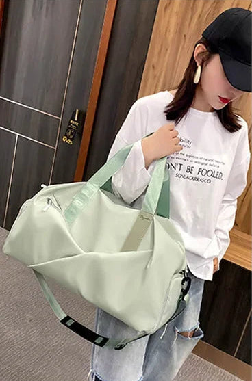 Découvrez le sac de sport femme MultiPro™, l'accessoire idéal pour les femmes actives cherchant un sac de sport femme avec compartiment étanche pour séparer vêtements secs et humides, un sac de sport femme polyvalent pour piscine yoga et bureau, un sac de sport femme durable en nylon résistant à l'eau et à l'usure, un sac de sport femme éco-responsable fabriqué avec matériaux durables, un sac de sport femme adaptable en deux tailles petit et grand pour entraînements intensifs ou week-ends improvisés, un sac