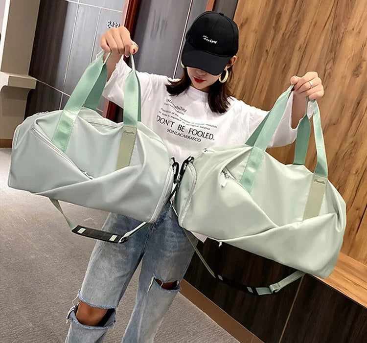 Découvrez le sac de sport femme MultiPro™, l'accessoire idéal pour les femmes actives cherchant un sac de sport femme avec compartiment étanche pour séparer vêtements secs et humides, un sac de sport femme polyvalent pour piscine yoga et bureau, un sac de sport femme durable en nylon résistant à l'eau et à l'usure, un sac de sport femme éco-responsable fabriqué avec matériaux durables, un sac de sport femme adaptable en deux tailles petit et grand pour entraînements intensifs ou week-ends improvisés, un sac