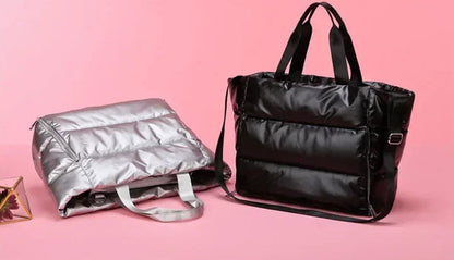 Découvrez le sac de sport femme ImperFit™, l'accessoire parfait pour les femmes actives cherchant un sac de sport femme imperméable en nylon Oxford haute densité déperlant anti-usure et respirant, un sac de sport femme grande capacité 36-55L modulable pour fitness yoga piscine ou voyage week-end, un sac de sport femme avec compartiment chaussures ventilé pour séparer linge propre et affaires mouillées, un sac de sport femme porte-tapis yoga intégré idéal pour séances pilates ou yoga femme imperméable, un sa