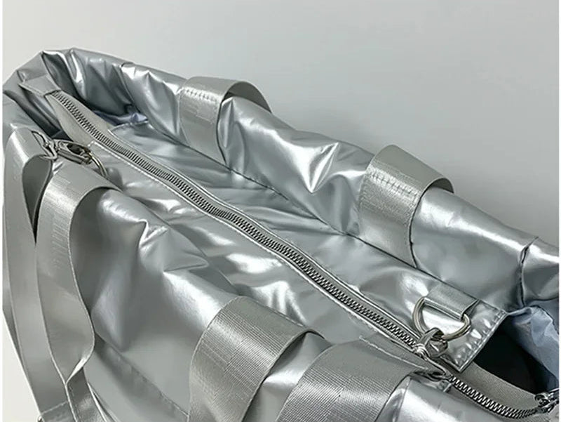 Découvrez le sac de sport femme ImperFit™, l'accessoire parfait pour les femmes actives cherchant un sac de sport femme imperméable en nylon Oxford haute densité déperlant anti-usure et respirant, un sac de sport femme grande capacité 36-55L modulable pour fitness yoga piscine ou voyage week-end, un sac de sport femme avec compartiment chaussures ventilé pour séparer linge propre et affaires mouillées, un sac de sport femme porte-tapis yoga intégré idéal pour séances pilates ou yoga femme imperméable, un sa