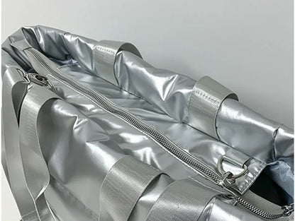 Découvrez le sac de sport femme ImperFit™, l'accessoire parfait pour les femmes actives cherchant un sac de sport femme imperméable en nylon Oxford haute densité déperlant anti-usure et respirant, un sac de sport femme grande capacité 36-55L modulable pour fitness yoga piscine ou voyage week-end, un sac de sport femme avec compartiment chaussures ventilé pour séparer linge propre et affaires mouillées, un sac de sport femme porte-tapis yoga intégré idéal pour séances pilates ou yoga femme imperméable, un sa