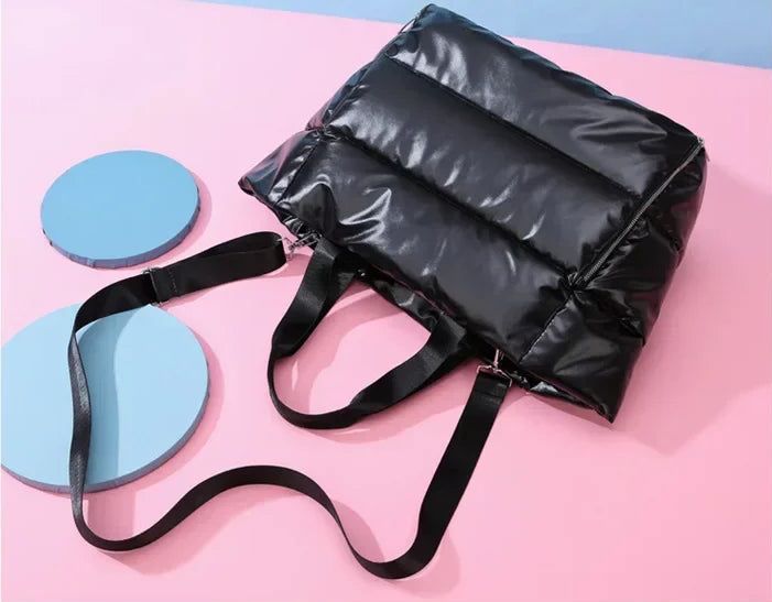 Découvrez le sac de sport femme ImperFit™, l'accessoire parfait pour les femmes actives cherchant un sac de sport femme imperméable en nylon Oxford haute densité déperlant anti-usure et respirant, un sac de sport femme grande capacité 36-55L modulable pour fitness yoga piscine ou voyage week-end, un sac de sport femme avec compartiment chaussures ventilé pour séparer linge propre et affaires mouillées, un sac de sport femme porte-tapis yoga intégré idéal pour séances pilates ou yoga femme imperméable, un sa