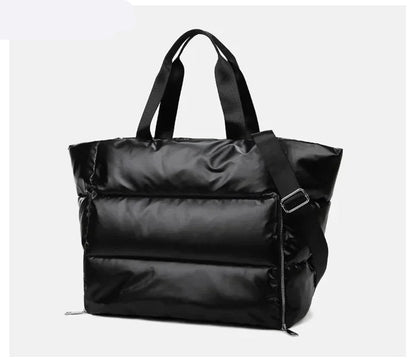 Découvrez le sac de sport femme ImperFit™, l'accessoire parfait pour les femmes actives cherchant un sac de sport femme imperméable en nylon Oxford haute densité déperlant anti-usure et respirant, un sac de sport femme grande capacité 36-55L modulable pour fitness yoga piscine ou voyage week-end, un sac de sport femme avec compartiment chaussures ventilé pour séparer linge propre et affaires mouillées, un sac de sport femme porte-tapis yoga intégré idéal pour séances pilates ou yoga femme imperméable, un sa