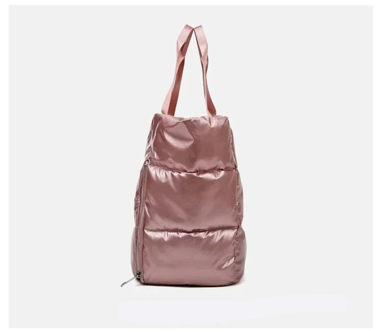 Découvrez le sac de sport femme ImperFit™, l'accessoire parfait pour les femmes actives cherchant un sac de sport femme imperméable en nylon Oxford haute densité déperlant anti-usure et respirant, un sac de sport femme grande capacité 36-55L modulable pour fitness yoga piscine ou voyage week-end, un sac de sport femme avec compartiment chaussures ventilé pour séparer linge propre et affaires mouillées, un sac de sport femme porte-tapis yoga intégré idéal pour séances pilates ou yoga femme imperméable, un sa