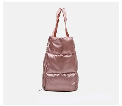 Découvrez le sac de sport femme ImperFit™, l'accessoire parfait pour les femmes actives cherchant un sac de sport femme imperméable en nylon Oxford haute densité déperlant anti-usure et respirant, un sac de sport femme grande capacité 36-55L modulable pour fitness yoga piscine ou voyage week-end, un sac de sport femme avec compartiment chaussures ventilé pour séparer linge propre et affaires mouillées, un sac de sport femme porte-tapis yoga intégré idéal pour séances pilates ou yoga femme imperméable, un sa