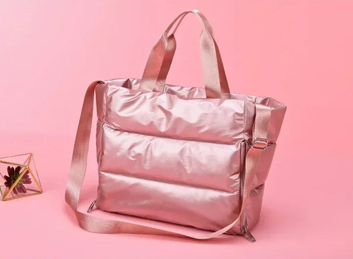 Découvrez le sac de sport femme ImperFit™, l'accessoire parfait pour les femmes actives cherchant un sac de sport femme imperméable en nylon Oxford haute densité déperlant anti-usure et respirant, un sac de sport femme grande capacité 36-55L modulable pour fitness yoga piscine ou voyage week-end, un sac de sport femme avec compartiment chaussures ventilé pour séparer linge propre et affaires mouillées, un sac de sport femme porte-tapis yoga intégré idéal pour séances pilates ou yoga femme imperméable, un sa