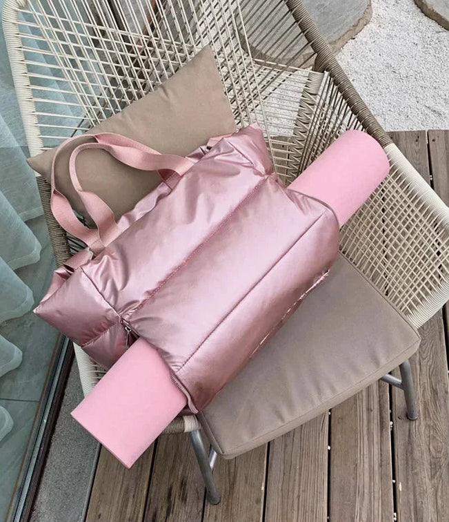 Découvrez le sac de sport femme ImperFit™, l'accessoire parfait pour les femmes actives cherchant un sac de sport femme imperméable en nylon Oxford haute densité déperlant anti-usure et respirant, un sac de sport femme grande capacité 36-55L modulable pour fitness yoga piscine ou voyage week-end, un sac de sport femme avec compartiment chaussures ventilé pour séparer linge propre et affaires mouillées, un sac de sport femme porte-tapis yoga intégré idéal pour séances pilates ou yoga femme imperméable, un sa