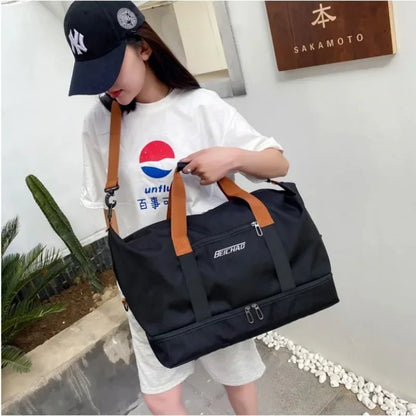 Découvrez le sac de sport femme Movella™, l'accessoire indispensable pour les femmes actives à la recherche d'un sac de sport femme imperméable en tissu Oxford résistant aux intempéries, un sac de sport femme avec compartiment séparé pour chaussures et linge humide pour une organisation hygiénique, un sac de sport femme polyvalent adaptable du bureau à la salle de sport avec capacité généreuse de 20-35L pour 3-5 jours d'affaires, un sac de sport femme élégant disponible en 7 couleurs tendance comme vert kak