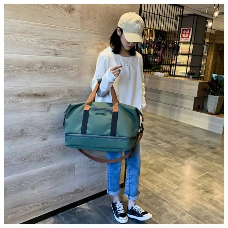 Découvrez le sac de sport femme Movella™, l'accessoire indispensable pour les femmes actives à la recherche d'un sac de sport femme imperméable en tissu Oxford résistant aux intempéries, un sac de sport femme avec compartiment séparé pour chaussures et linge humide pour une organisation hygiénique, un sac de sport femme polyvalent adaptable du bureau à la salle de sport avec capacité généreuse de 20-35L pour 3-5 jours d'affaires, un sac de sport femme élégant disponible en 7 couleurs tendance comme vert kak