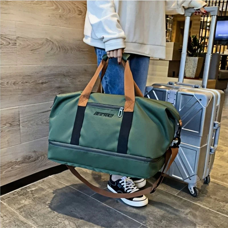 Découvrez le sac de sport femme Movella™, l'accessoire indispensable pour les femmes actives à la recherche d'un sac de sport femme imperméable en tissu Oxford résistant aux intempéries, un sac de sport femme avec compartiment séparé pour chaussures et linge humide pour une organisation hygiénique, un sac de sport femme polyvalent adaptable du bureau à la salle de sport avec capacité généreuse de 20-35L pour 3-5 jours d'affaires, un sac de sport femme élégant disponible en 7 couleurs tendance comme vert kak