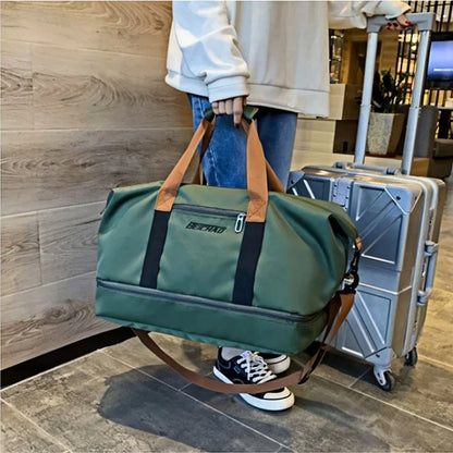 Découvrez le sac de sport femme Movella™, l'accessoire indispensable pour les femmes actives à la recherche d'un sac de sport femme imperméable en tissu Oxford résistant aux intempéries, un sac de sport femme avec compartiment séparé pour chaussures et linge humide pour une organisation hygiénique, un sac de sport femme polyvalent adaptable du bureau à la salle de sport avec capacité généreuse de 20-35L pour 3-5 jours d'affaires, un sac de sport femme élégant disponible en 7 couleurs tendance comme vert kak