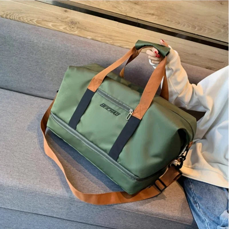 Découvrez le sac de sport femme Movella™, l'accessoire indispensable pour les femmes actives à la recherche d'un sac de sport femme imperméable en tissu Oxford résistant aux intempéries, un sac de sport femme avec compartiment séparé pour chaussures et linge humide pour une organisation hygiénique, un sac de sport femme polyvalent adaptable du bureau à la salle de sport avec capacité généreuse de 20-35L pour 3-5 jours d'affaires, un sac de sport femme élégant disponible en 7 couleurs tendance comme vert kak