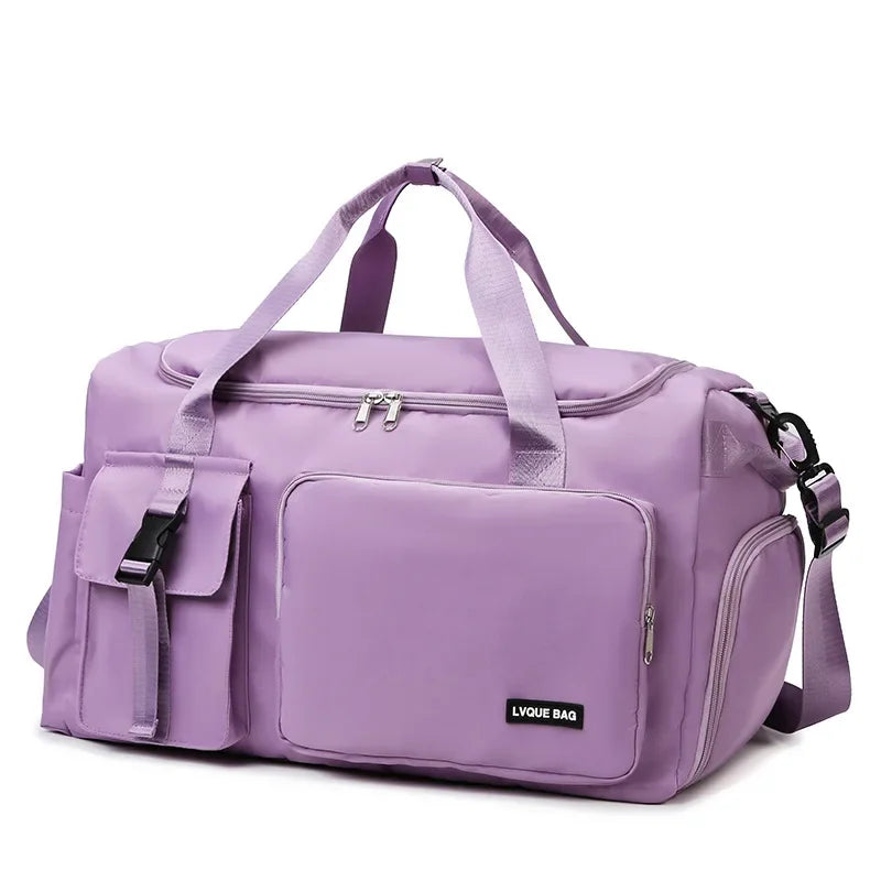 Le sac de sport femme Nuvoria™ se distingue par son design élégant et fonctionnel. Conçu en nylon imperméable, il protège vos affaires dans toutes les conditions. Son compartiment à chaussures ventilé garde vos baskets séparées et fraîches. Avec son grand espace principal, il accueille facilement vêtements, serviette et accessoires. Grâce à son manchon trolley intégré, il devient un parfait sac de voyage week-end. Ses poches zippées latérales permettent une organisation impeccable au quotidien. 