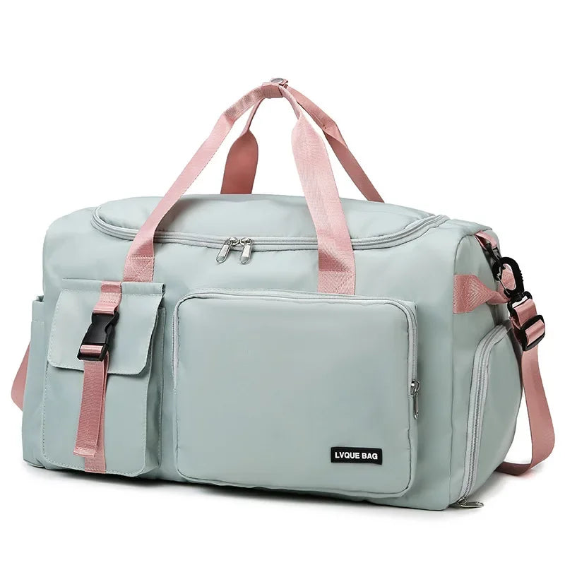 Le sac de sport femme Nuvoria™ se distingue par son design élégant et fonctionnel. Conçu en nylon imperméable, il protège vos affaires dans toutes les conditions. Son compartiment à chaussures ventilé garde vos baskets séparées et fraîches. Avec son grand espace principal, il accueille facilement vêtements, serviette et accessoires. Grâce à son manchon trolley intégré, il devient un parfait sac de voyage week-end. Ses poches zippées latérales permettent une organisation impeccable au quotidien. 