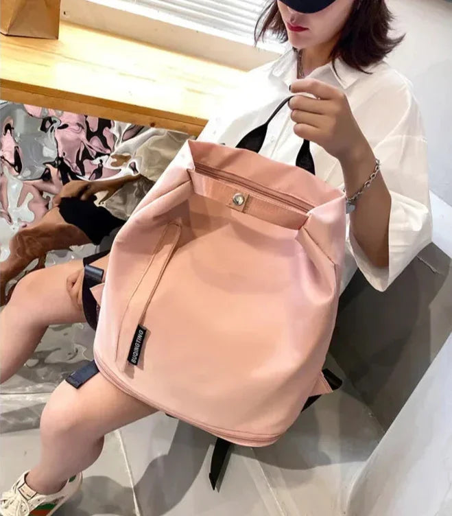 Sac de sport femme FlowBag vu de face

Intérieur spacieux du sac de sport femme FlowBag

Compartiment chaussures du FlowBag femme

FlowBag sac de sport pour yoga et fitness

FlowBag sac de sport étanche pour piscine

FlowBag sac week-end femme élégant

FlowBag sac de sport pour voyage cabine

FlowBag avec bandoulière réglable confortable

FlowBag design chic et moderne pour femme

Détails techniques du sac de sport FlowBag