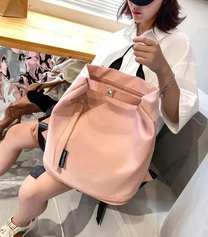 Sac de sport femme FlowBag vu de face

Intérieur spacieux du sac de sport femme FlowBag

Compartiment chaussures du FlowBag femme

FlowBag sac de sport pour yoga et fitness

FlowBag sac de sport étanche pour piscine

FlowBag sac week-end femme élégant

FlowBag sac de sport pour voyage cabine

FlowBag avec bandoulière réglable confortable

FlowBag design chic et moderne pour femme

Détails techniques du sac de sport FlowBag