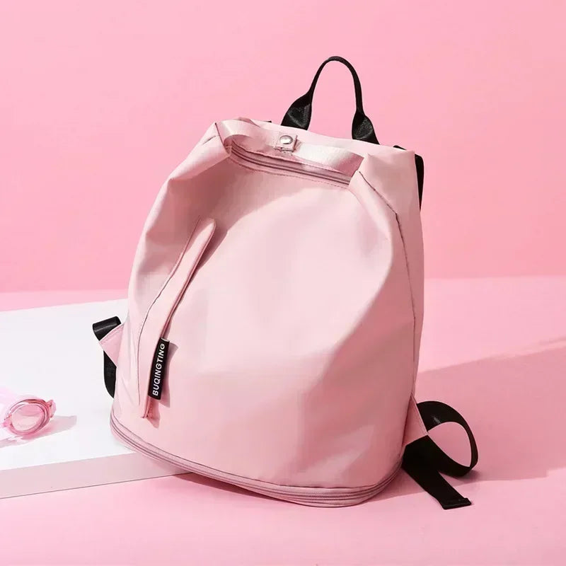 Sac de sport femme FlowBag vu de face

Intérieur spacieux du sac de sport femme FlowBag

Compartiment chaussures du FlowBag femme

FlowBag sac de sport pour yoga et fitness

FlowBag sac de sport étanche pour piscine

FlowBag sac week-end femme élégant

FlowBag sac de sport pour voyage cabine

FlowBag avec bandoulière réglable confortable

FlowBag design chic et moderne pour femme

Détails techniques du sac de sport FlowBag