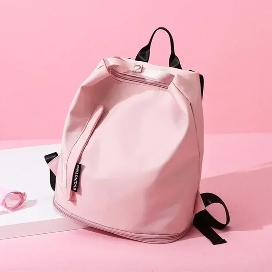 Sac de sport femme FlowBag vu de face

Intérieur spacieux du sac de sport femme FlowBag

Compartiment chaussures du FlowBag femme

FlowBag sac de sport pour yoga et fitness

FlowBag sac de sport étanche pour piscine

FlowBag sac week-end femme élégant

FlowBag sac de sport pour voyage cabine

FlowBag avec bandoulière réglable confortable

FlowBag design chic et moderne pour femme

Détails techniques du sac de sport FlowBag